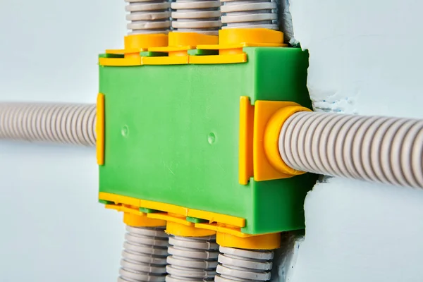 La manguera flexible de PVC está conectada a la caja de conexiones . — Foto de Stock