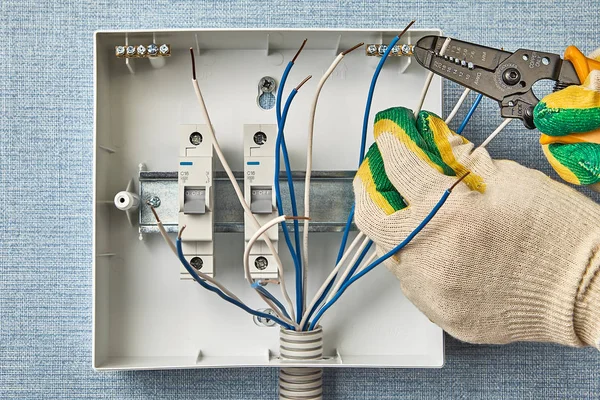 Elektrik şalter kutusu kurulumu.