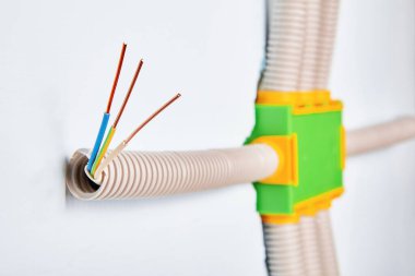 Alçıpan üzerinde elektrik bağlantı kutusu olan kanal.