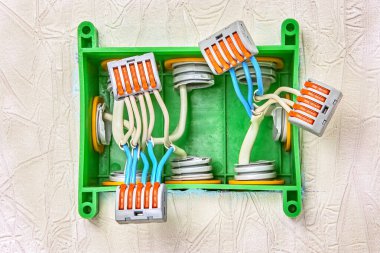 Kablolarda elektrik kablolarının uç bağlantısı.