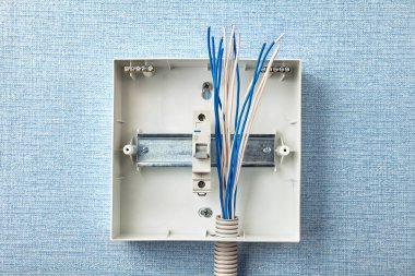 Devre kesici paneli ile ev elektrik kabloları.
