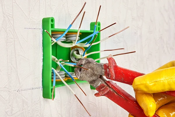 Reparatur der elektrischen Hausverkabelung. — Stockfoto