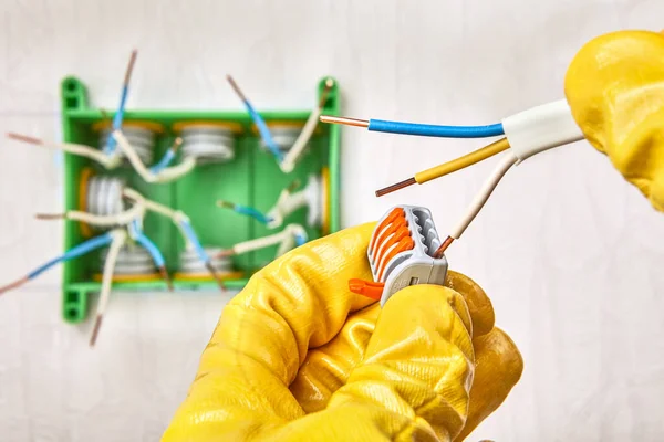 The use of a spring terminal block during wiring. — Stock Photo, Image