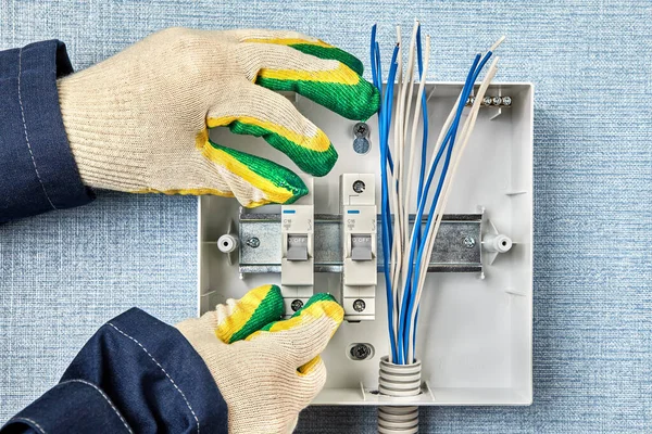 Elettricista installa un pannello elettrico domestico . — Foto Stock