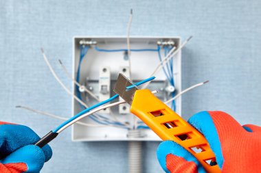 İnşaat bıçağıyla elektrik kablolarını sökmek