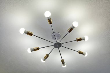 Sekiz kirişli alüminyum tavan avizesi, sonunda LED ampuller var. Ekonomik ev aydınlatma.