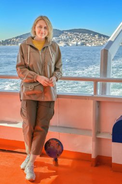 Marmara Denizi 'nde, Adalar ilçesi, İstanbul açıklarında bir zevk gemisinde beyaz bir kadın. Beyaz kadın 24 yaşında. Prensler adasına giden bir feribotun güvertesinde duruyor..