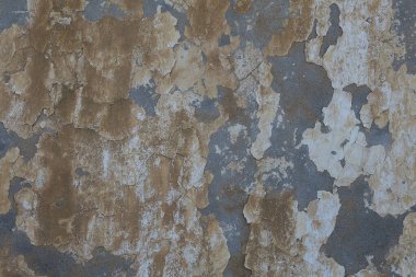 Kirli su damlalarıyla sıvanmış beton duvar ve soyulmuş mavi boya, arka plan için soyut doku..