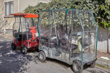 İstanbul, Türkiye - 13 Şubat 2020: Adalar İlçesi 'nin Büyükada Adası dar bir caddesinde iki elektrikli araba park etti. Prens Adaları 'nın Taşımacılığı.