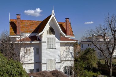 İstanbul, Türkiye - 13 Şubat 2020: Büyükada Adası kır evi, tatil evi veya tatil evi, beyaz boyanmış ahşap bina, Adalar Bölgesi, Princes Adaları.