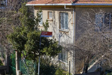 İstanbul, Türkiye - 13 Şubat 2020: Prens Adaları 'ndan biri olan Büyükkada adasındaki Adalar ilçesinde iki katlı ev.