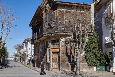 İstanbul, Türkiye - 13 Şubat 2020: Turistlere kiralanan harap bir ahşap ev olan Büyükada 'da kış mevsimi kapalı panjurlarla duruyor. Princes Adaları, Adalar Bölgesi.