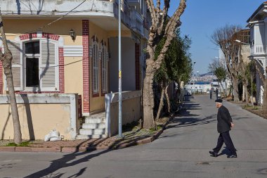 İstanbul, Türkiye - 13 Şubat 2020: Marmara Denizi 'ndeki Büyükkada adasındaki tatil köyünde, Adalar Bölgesi, düşük katlı binaları olmayan kalabalık bir cadde..