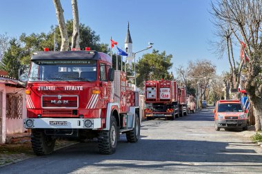 İstanbul, Türkiye - 13 Şubat 2020: Prens Adaları 'ndan biri olan Büyükkada Adası' ndaki Adalar Bölgesi 'nde bir itfaiye filosu. Kırmızı itfaiye araçları yol kenarında duruyor..