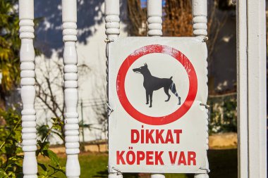 İstanbul, Türkiye - 13 Şubat 2020: Isırdığı köpeğe dikkat edin Adalar İlçesi 'ndeki Prensler adalarından biri olan Büyükada' da bir tatil köşkünün çitlerinde güvenlik işareti var..