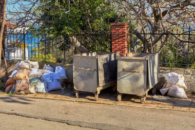 İstanbul, Türkiye - 13 Şubat 2020: Kırsal bir yolun kenarına yığılmış çelik çöp torbaları.