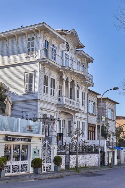 Istanbul Turecko Února 2020 Bílý Dřevěný Hotel Dvoupatrovým Třípatrovým Výhledem — Stock fotografie