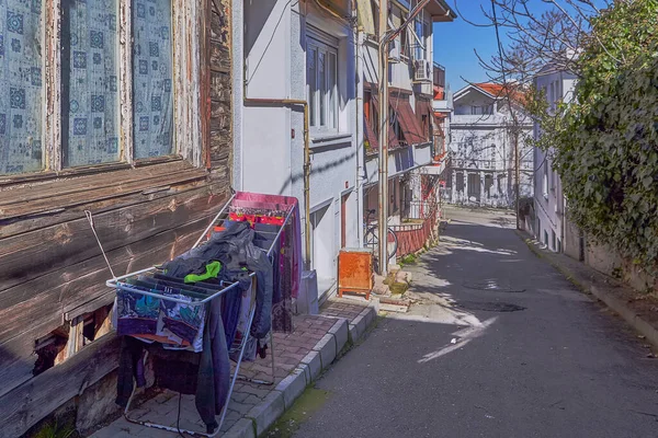 土耳其伊斯坦布尔 2020年2月13日 阿达拉尔县的王子岛之一被称为布于卡达 低层房屋建在斜坡上 有时是木制的 用金属烘干机擦干衣服 — 图库照片