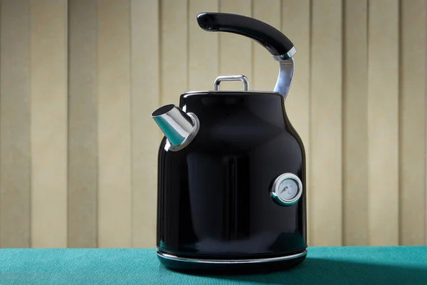黑色搪瓷不锈钢金属电水壶 侧面有指针温度计 绿色背景 — 图库照片