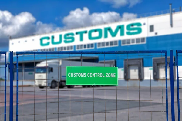 チェックポイント 保護された保税倉庫上の商品の一時的な保管と貨物の転送のサービスによる貨物のクリアランス 緑の背景に白い文字 検査警告サイン — ストック写真