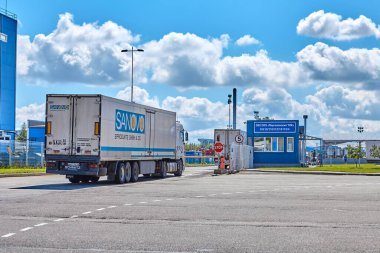 St. Petersburg, Rusya - 27 Temmuz 2017: gümrük terminalindeki kontrol noktası. Karavanı olan bir kamyon, geçici depo için özel yapım bir depoya ithal mal getirdi..