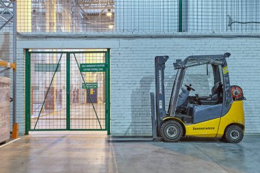 St. Petersburg, Rusya - 27 Temmuz 2017: Mallarının depolanması için ithalatçılara tahvil deposu.