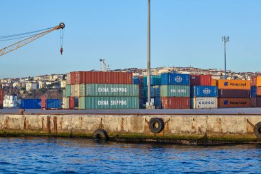 İstanbul, Türkiye - 13 Şubat 2020: Yüklenmeyi bekleyen konteyner limanı. Ticari bir nakliye tersanesi.
