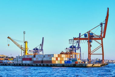 İstanbul, Türkiye - 13 Şubat 2020: Bir liman içinde konteynır işleme ve depolama tesisi için konteyner sahası. Ticari rıhtımda liman turnaları.