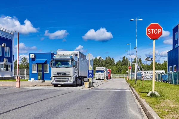 2017年7月27日 俄罗斯圣彼得堡 一辆装有拖车的卡车在一个海关检查站 将进口货物交付海关保税仓库临时储存的货运代理 — 图库照片