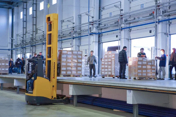 2008年 平成20年 11月21日 ロシア サンクトペテルブルク倉庫内の荷役作業 荷役作業 荷役作業 荷役作業員がパレットトラックを使用する高架プラットホーム上にパレットを設置 — ストック写真
