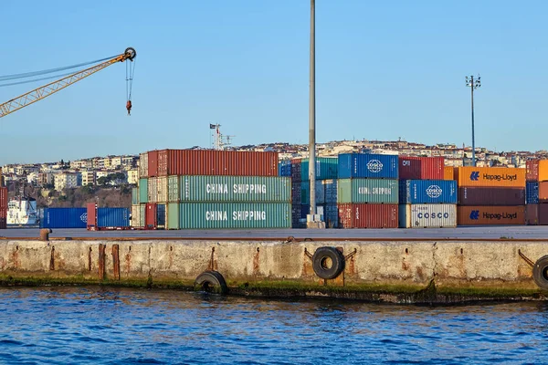 Isztambul Törökország 2020 Február Konténerkikötő Rakodásra Váró Konténerekkel Kereskedelmi Teherszállító — Stock Fotó