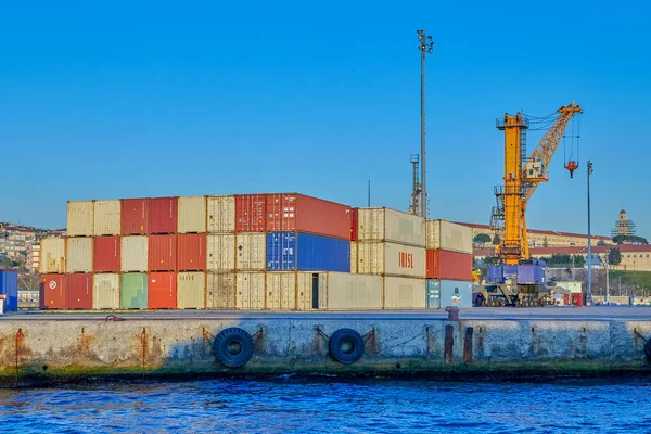 土耳其伊斯坦布尔 2020年2月13日 用于港口商业码头货物装卸的集装箱码头 用于货物运输的储存货物集装箱 — 图库照片