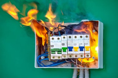 Kısa devre elektrik yangınına neden oldu. Hatalı kablolar elektrik şebekesinin aşırı yüklenmesine ve ateşlemeye yol açtı. Evdeki dağıtım panosu alev aldı. Evde santral yakılıyor.
