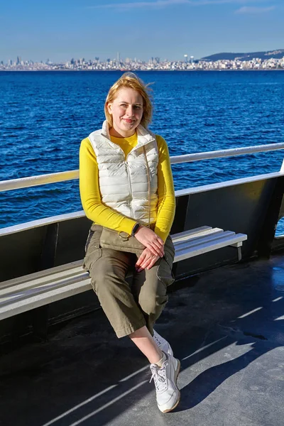 Młoda Kaukaska Kobieta Spoczywa Pokładzie Statku Który Przewozi Pasażerów Wyspy — Zdjęcie stockowe