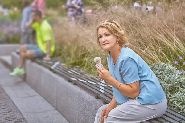 Mujer Blanca Envejecida Atractiva Años Edad Está Sentado Banco Con — Foto de Stock