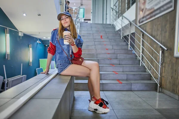 Young Attractive Caucasian Woman Years Old Sitting Shopping Center Paper — Stock Photo, Image