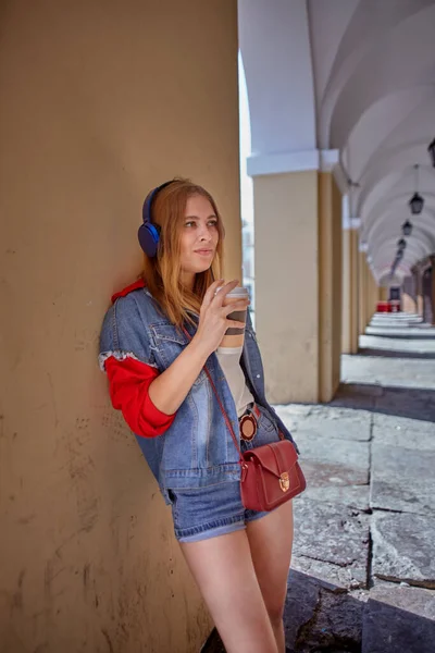 Νεαρή Ελκυστική Καυκάσια Γυναίκα Ξανθά Μαλλιά Περίπου Ετών Στέκεται Έξω — Φωτογραφία Αρχείου