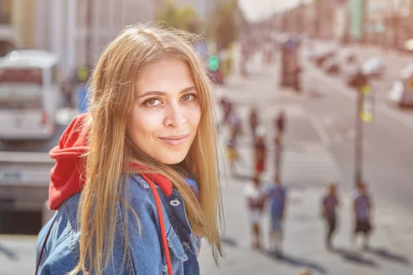 Nahaufnahme Einer Hübschen Jungen Frau Ihren Zwanzigern Zentrum Einer Europäischen — Stockfoto