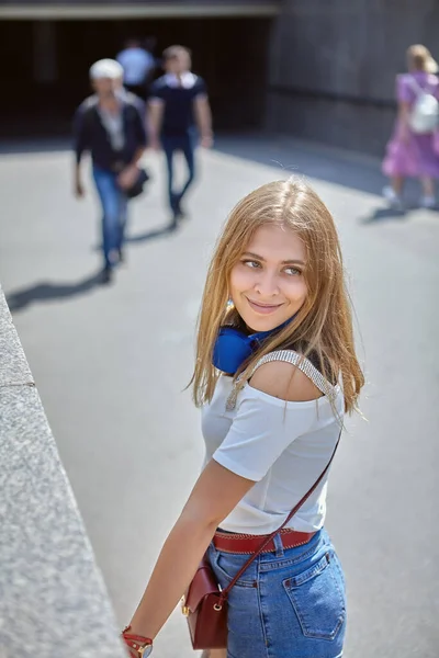 Aantrekkelijke Kaukasische Jonge Lachende Vrolijke Vrouw Van Ongeveer Jaar Oud — Stockfoto