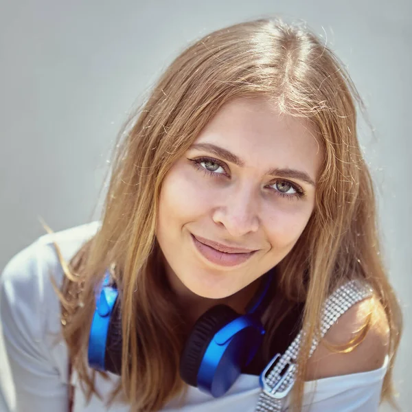 Portré Fiatal Gyönyörű Kaukázusi Boldog Körülbelül Éves Hosszú Szőke Haj — Stock Fotó