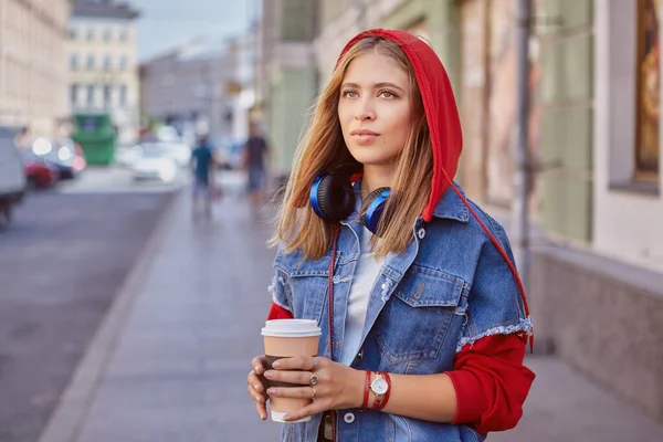 Aantrekkelijke Blanke Jonge Vrouw Ongeveer Jaar Oud Rode Hoodie Met — Stockfoto