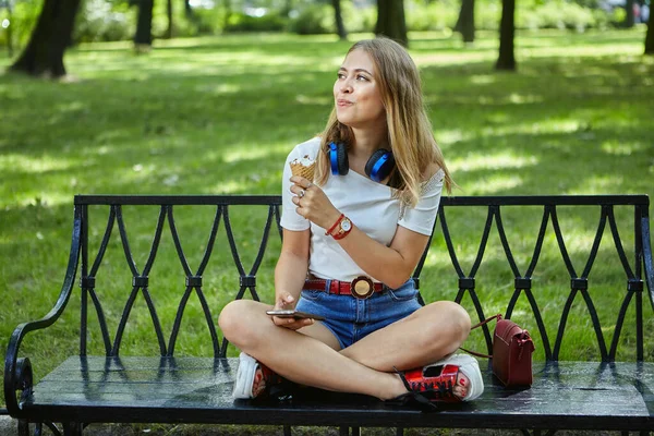 Jonge Blanke Vrouw Eet Ijs Het Openbare Park Mooie Blanke — Stockfoto