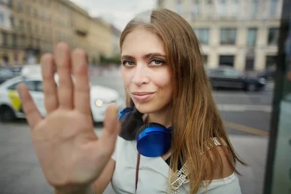 Aantrekkelijke Vrouw Met Koptelefoon Buiten Blanke Witte Mooie Vrouw Van — Stockfoto