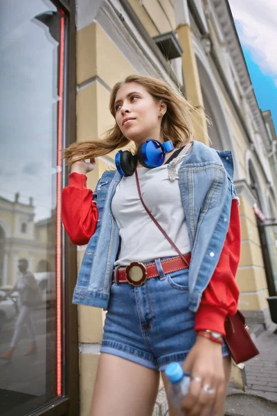 Eine Straßenstil Gekleidete Frau Geht Die Allee Einer Europäischen Stadt — Stockfoto