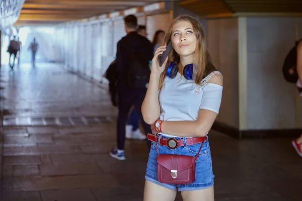 Vrouw Gebruikt Telefoon Onderdoorgang Jonge Blanke Vrouw Korte Broek Haar — Stockfoto