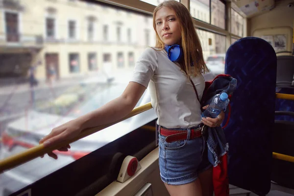 Kobieta Jeździ Transportem Publicznym Pasażer Stoi Przy Oknie Trolejbusu Ciągu — Zdjęcie stockowe
