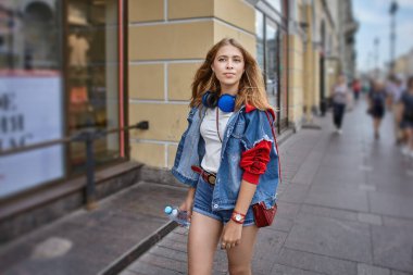 St.Petersburg, Rusya 'da Nevsky Bulvarı' nda şık bir Rus kadın yürüyor. Şehir merkezinde sarı saçlı beyaz bir kız var..