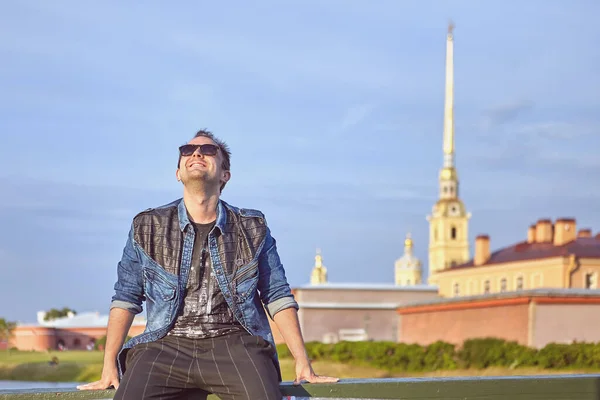 Joven Viaja Rusia Turista Hombre Blanco Gafas Sol Está Sentado — Foto de Stock
