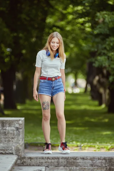 Mujer Rusa Sonriente Pantalones Cortos Mezclilla Tiene Descanso Parque Público —  Fotos de Stock