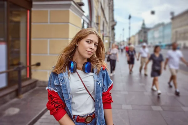 Πορτρέτο Μιας Νεαρής Ρωσίδας Στο Φόντο Ενός Πολυσύχναστου Δρόμου Στο — Φωτογραφία Αρχείου